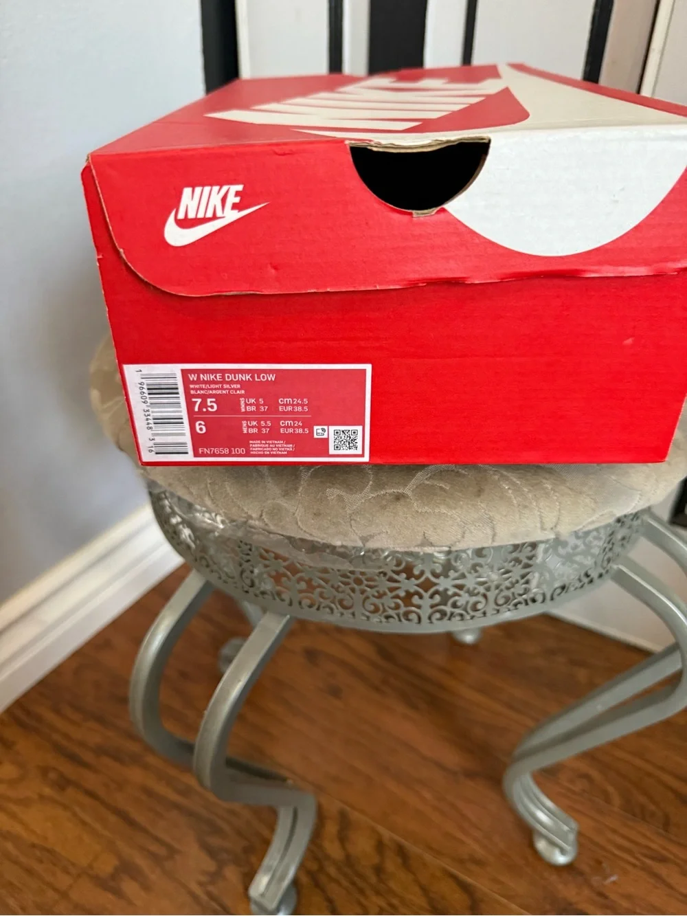 Nike Low-Top Sneakers in Sage Green & White